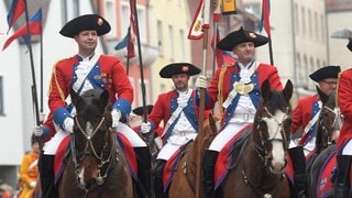 Pferde und Reiter ziehen beim Kalten Markt in Ellwangen durch die Stadt (Archivbild).