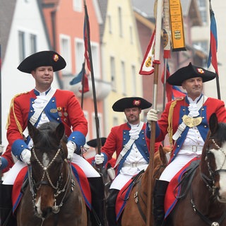 Pferde und Reiter ziehen beim Kalten Markt in Ellwangen durch die Stadt (Archivbild).