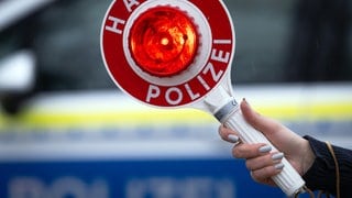 Bei einer Polizeikontrolle in Ulm ist ein Lkw-Fahrer  gestoppt worden, der vor lauter Deko-Artikeln und technischen Geräten kaum noch durch seine Windschutzscheibe schauen konnte (Sujetbild).