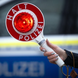 Bei einer Polizeikontrolle in Ulm ist ein Lkw-Fahrer  gestoppt worden, der vor lauter Deko-Artikeln und technischen Geräten kaum noch durch seine Windschutzscheibe schauen konnte (Sujetbild).