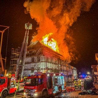 Meterhohe Flammen in der Nacht: Eigentlich galt der Brand im Rohbau eines Mehrfamilienhauses in Aalen-Unterkochen als gelöscht. Doch am frühen Sonntagmorgen wurde erneut ein Feuer entdeckt.