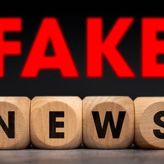 Der Schriftzug Fake News. Marten Risius ist Professor an der Hochschule Neu-Ulm. Sein Steckenpferd: Fake News. Im SWR-Interview erzählt er, wie sie sich bekämpfen lassen.