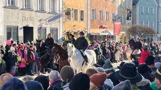 Hoher Andrang in der Altstadt von Ellwangen beim Festumzug hoch zu Ross. 