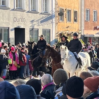 Hoher Andrang in der Altstadt von Ellwangen beim Festumzug hoch zu Ross. 