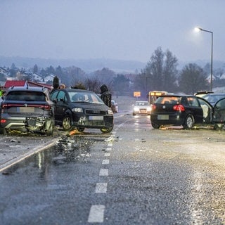 Mehrere Unfallwagen stehen am Morgen in der Ortsdurchfahrt in Aalen-Oberrombach. Glätte in ganz Baden-hat am frühen Morgen zu vielen Unfällen geführt, besonders betroffen ist laut Polizei auch der Ostalbkreis.