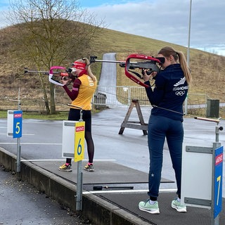 Maike Steck (rechts) und Weltcup-Biathletin Julia Tannheimer sind beste Freundinnen. Steck will für Chile zu Olympia, Tannheimer für Deutschland.