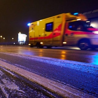 Glatteis auf den Straßen und Gehwegen hat vielfachn den Krankenwagen auf den Plan gerufen. Auch in Ulm und Ostwürttemberg haben zahlreiche Menschen verletzt.