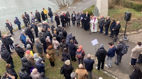 Gedenkfeier am Donau-Ufer in Ulm. Am Donauschwabendenkmal werden Kränze abgelegt, knapp 100 Menschen lauschen den Worten zweier Pfarrer der donauschwäbischen und der siebenbürgischen Gemeinschaft. 