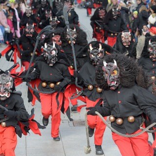 Als Teufel verkleidete Narren auf einem Umzug: 20.000 Närrinnen und Narren werden zum Ringtreffen des alemannischen Narrenrings in Ulm erwartet (Archivbild).