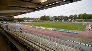 Das 100 Jahre alte Donaustadion in Ulm hat eine Laufbahn, die die Fußballer gerne loshätten. Außerdem schreibt die DFL vor, dass alle Tribünen überdacht sein müssen.