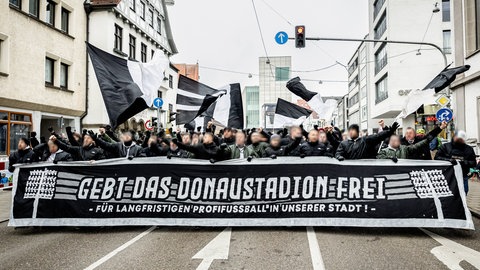 Die Ulmer Fans mit einem Fanmarsch vom Rathaus zum Donaustadion unter dem Motto "Gebt das Donaustadion frei!"