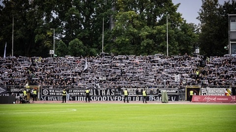 Die Fans in der Heimkurve im Ulmer Donaustadion beim Spiel gegen Braunschweig vergangenen September. (Archiv)