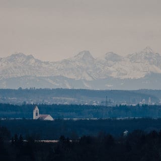 Die Berge rücken bei Föhnlage näher: Mehr als 150 Kilometer entfernt ist Alpenkette von Nerenstetten im Alb-Donau-Kreis am Sonntag deutlich am Horizont sichtbar (26.1.).