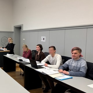 Prozess nach einer nicht genehmigten Abseilaktion nahe der Adenauerbrücke in Ulm: Die beiden Angeklagten neben ihren beiden Laienverteidigern.