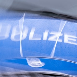 Motorhaube eines Polizeiautos. In Erbach im Alb-Donau-Kreis ist ein 13-jähriger Junge durch ein Oberlicht von einem Geschäft sechs Meter in die Tiefe gestürzt. (Symbolbild)