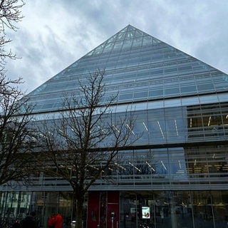 Die Glaspyramide, das Gebäude der Stadtbibliothek in Ulm, soll künftig Samstags länger geöffnet haben.Ein Sicherheitsdienst übernimmt dann die Aufsicht im Gebäude. Die Bibliothek wird so zur "Open Library". 