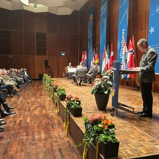 Der Ulmer Generalleutnant Kai Rohrschneider erläuterte vor rund 400 Gästen im Kornhaus in Ulm seine sicherheitspolitische Einschätzung. Unter den Besuchern waren am Mittwochabend auch Vertreter anderer Nato-Staaten.