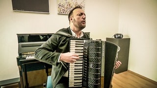 Salvatore La Ferrera spielt auf seinem Akkordeon. Für den Weltmeister aus Ulm ist Musik das Wichtigste in Leben.