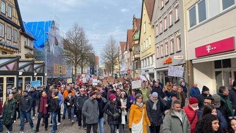 Ein Bündnis gegen das Recht zeigte am Sonntag gegen ein AFD -Kampagnenereignis in Heidenheim.