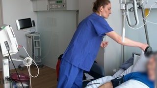 Pflegerin Eva Glatthaar im Universitätsklinikum Ulm kennt sich im Umgang mit Delir-Patienten aus. Sie hat in ihrem Studium ihre Bachelor-Arbeit über Delir geschrieben. Trotzdem ist es für sie nicht immer leicht, eine Delir-Erkrankung nach einer OP zu erkennen.