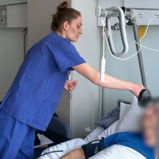 Pflegerin Eva Glatthaar im Universitätsklinikum Ulm kennt sich im Umgang mit Delir-Patienten aus. Sie hat in ihrem Studium ihre Bachelor-Arbeit über Delir geschrieben. Trotzdem ist es für sie nicht immer leicht, eine Delir-Erkrankung nach einer OP zu erkennen.