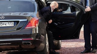 Bundeskanzler Olaf Scholz (SPD) steigt bei der Ankunft am Kreml aus einer schwarzen Limousine. 