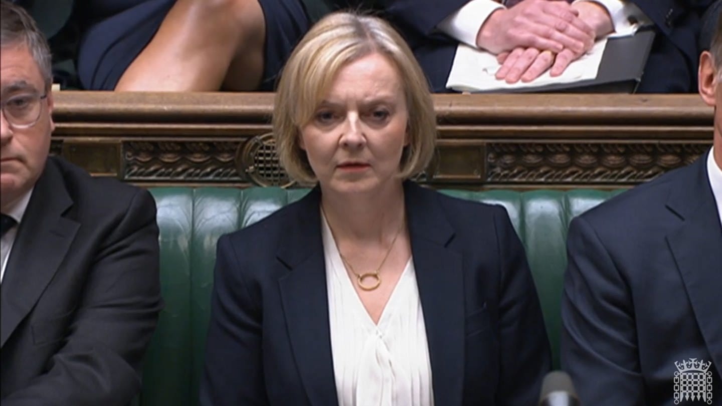 Liz Truss, Premierministerin von Großbritannien, reagiert im britischen Unterhaus bei der wöchentlichen Fragestunde mit einem irritierten Gesichtsausdruck.