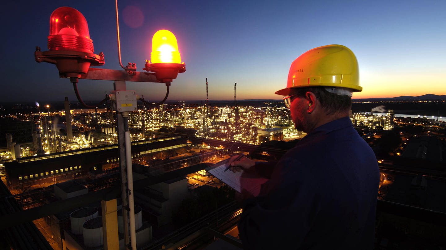 Ein BASF-Mitarbeiter kontrolliert in 62 Meter Höhe die Signallampe des Kraftwerks Nord auf dem Gelände des BASF-Stammwerks in Ludwigshafen (undatiertes Firmenfoto).