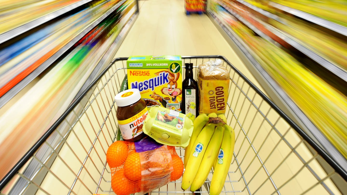 Ein Einkaufswagen mit verschiedenen Lebensmitteln in einem Supermarkt