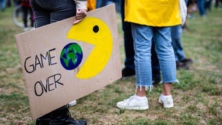 "Game Over" steht beim globalen Klimastreik der Klimaschutzbewegung Fridays for Future auf dem Plakat einer Teilnehmerin geschrieben.