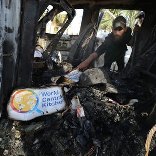 Palästinenser inspizieren die schwer beschädigten Fahrzeuge der in den USA ansässigen internationalen ehrenamtlichen Hilfsorganisation World Central Kitchen (WCK).
