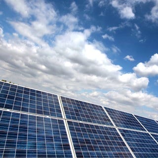 Neu installierte Solar-Module stehen im Energie-Park Nordeifel.