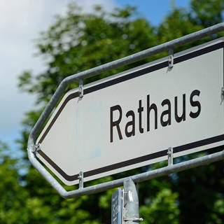 Ein Schild weist zum Rathaus