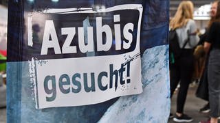 «Azubis gesucht» steht auf einem Banner bei der Berufsorientierungsmesse «Forum Berufsstart»