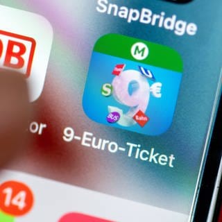 Die App für das 9-Euro-Monatsticket ist auf einem Smartphone zu sehen.