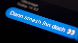 Das Wort "smash" steht auf dem Bildschirm eines Smartphones. Das Wort "smash" ist das Jugendwort des Jahres 2022".