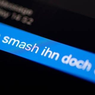 Das Wort "smash" steht auf dem Bildschirm eines Smartphones. Das Wort "smash" ist das Jugendwort des Jahres 2022".