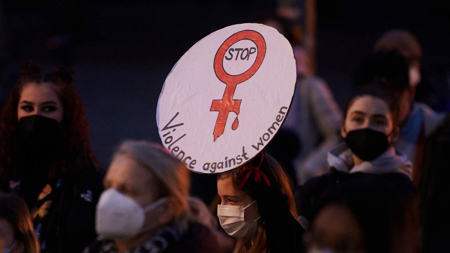 «Stop Violence against Women» («Stop mit der Gewalt gegenüber Frauen») steht auf einem Plakat, das eine Demonstrantin vor dem Brandenburger Tor hält
