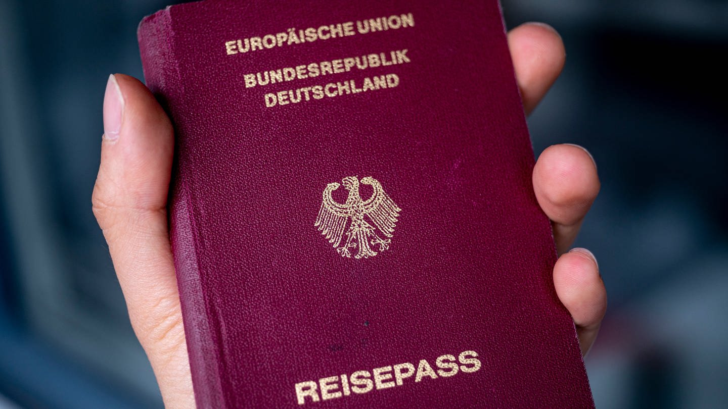 Ein Deutscher Reisepass. Ausländer in Deutschland sollen nach Plänen der Bundesregierung bald leichter eine deutsche Staatsangehörigkeit bekommen können