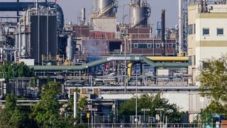 Industrieanlagen auf dem Werksgeländer des Chemiekonzerns BASF