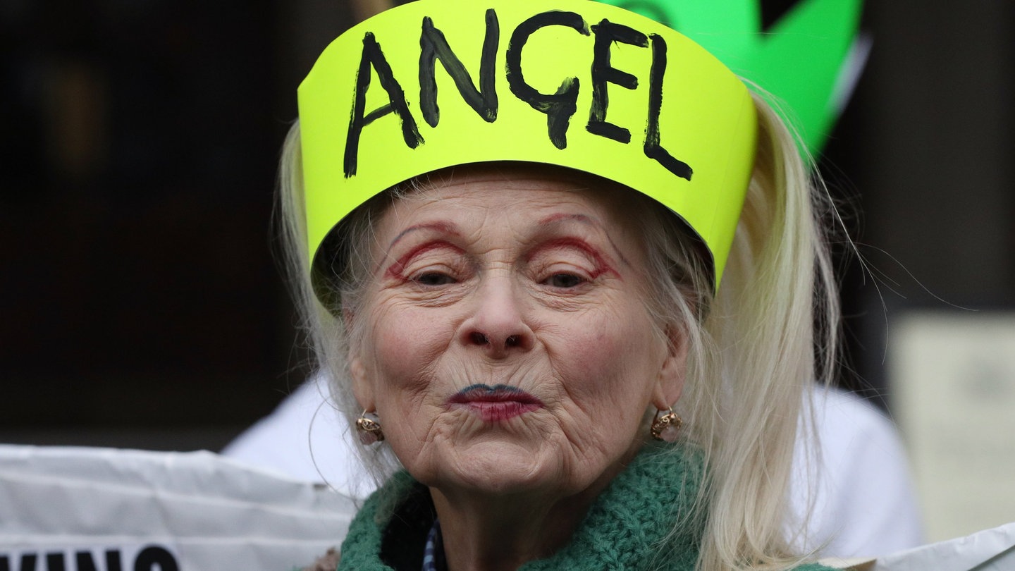 Dame Vivienne Westwood trägt einen Kopfschmuk mit der Aufschrift «Angel».