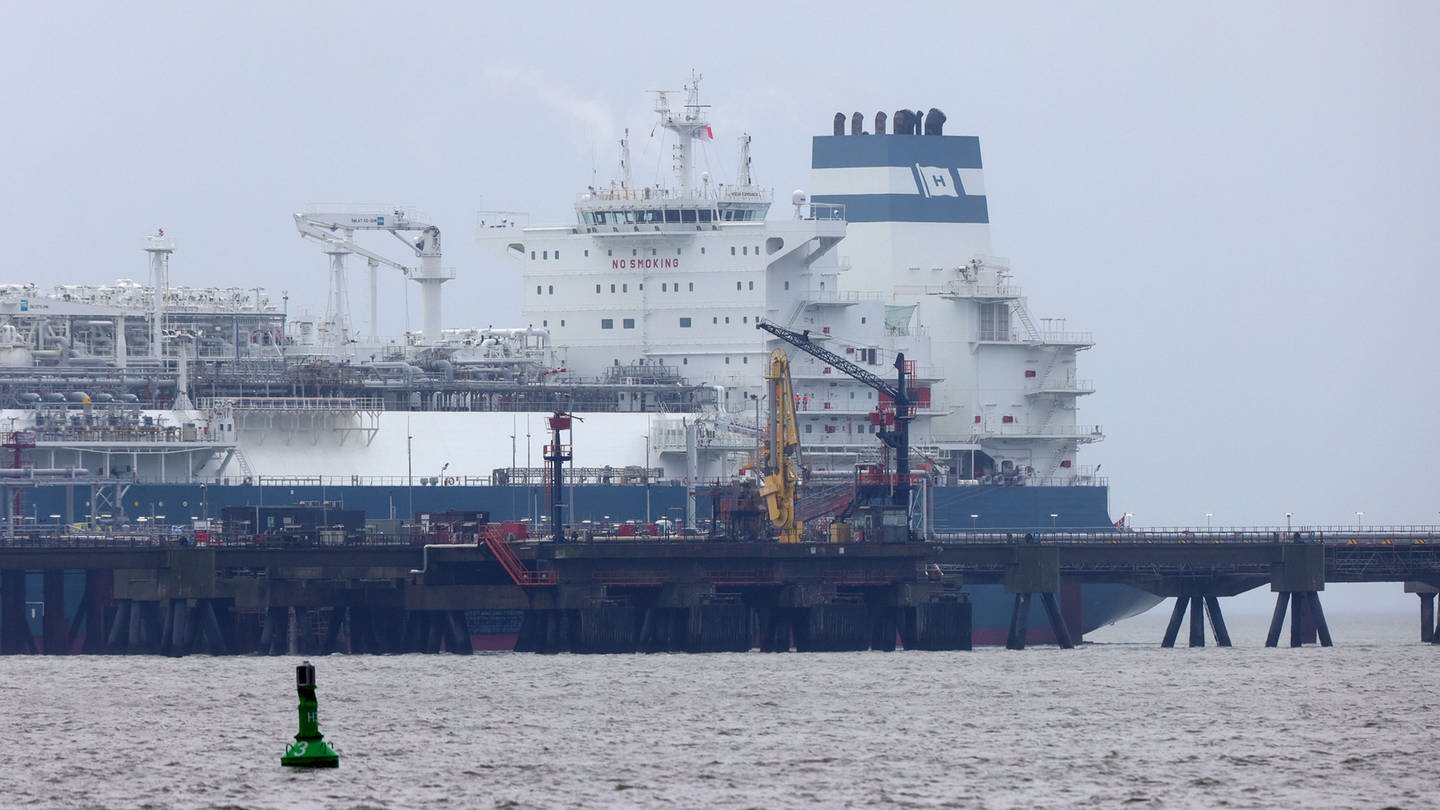Das schwimmende Terminalschiff Höegh Esperanza speist Gas in die Anbindungspipeline