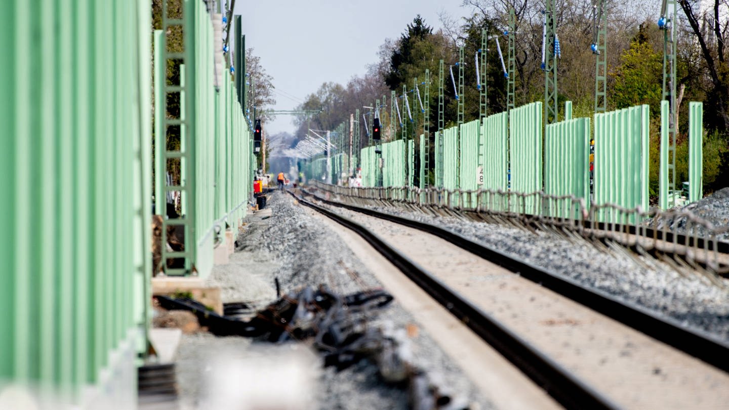 Neue Pfeiler für den Aufbau einer Lärmschutzwand stehen im Stadtgebiet von Oldenburg an den Gleisen der Bahnstrecke, die von Oldenburg nach Wilhelmshaven führt.