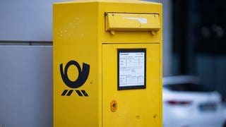Blick auf eine Briefkasten der Deutschen Post.