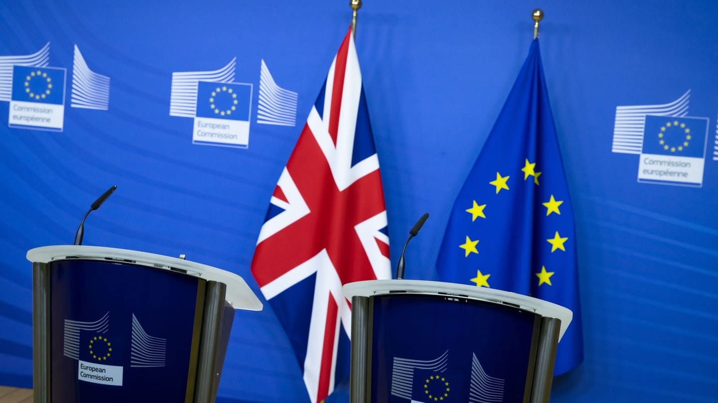 Die britische und die EU-Flagge auf einer Pressekonferenz der EU-Kommission