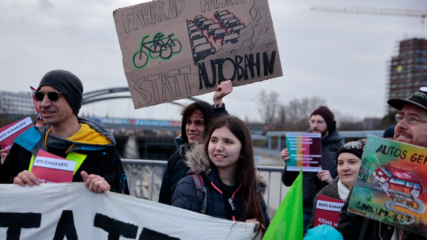 Demonstranten protestieren auf der Hatun-Sürücü-Brücke gegen den Ausbau der Autobahn A100.