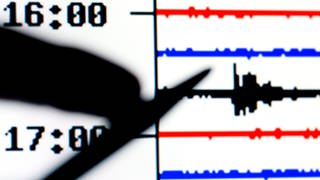 Zackenlinie auf Seismogramm zeigt ein leichtes Erdbeben.