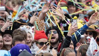 Menschen feiern zum Auftakt der Fastnacht