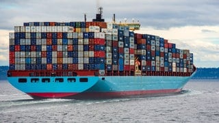 Ein Containerschiff