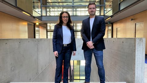 Die Vorsitzende des Deutschen Gewerkschaftsbundes Yasmin Fahimi steht neben SWR-Korrespondent Jim-Bob Nickschas im Foyer des ARD-Hauptstadtstudios.